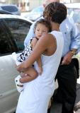 th_29201_Celebutopia-Halle_Berry_outing_with_her_daughter_in_Santa_Monica-04_122_1173lo.JPG