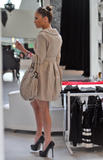Jennifer Lopez ( Дженнифер Лопес) - Страница 2 Th_64794_Jennifer_Lopez_browses_through_baby_dresses_while_clothes_shopping_on_Robertson_Boulevard4_December_9_2009_-_08_122_135lo