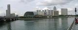 Singapur, Marina Bay, pohlad od vybezku nedaleko Merliona na druhu stranu s najvacsim a pekne vyzerajucim divadlom Esplanade a komplexom nakupnych centier a hotelov, inak vsade enormne kvantum cinskych turistov