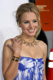 th_76817_Kristen_Bell_-_Forgetting_Sarah_Marshall_premiere_in_Hollywood_-_April_10_2008_119_122_388lo.jpg