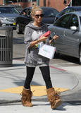 th_86251_AshleyTisdale_StoppedbytheVerabellastoreinBeverlyHillsSeptember262011_By_oTTo2_122_50lo.jpg