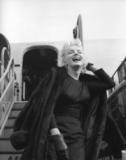 th_76442_MarilynMonroe_LeavingNYCForLA_Feb-25-1956_04_122_523lo.jpg
