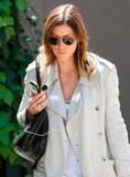 th_49213_Jessica_Biel_-_candids_while_out_and_about_in_LA_April_9_07_123_885lo.JPG