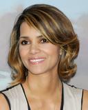 th_59819_Halle_Berry_2009_Jenesse_Silver_Rose_Gala_Auction_in_Beverly_Hills_81_122_953lo.jpg