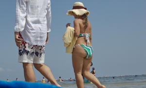 Italian Girls On The Beach x102-21pwtbmnok.jpg