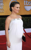 http://img28.imagevenue.com/loc384/th_00241_celebrity_paradise.com_TheElderNataliePortman_11_122_384lo.jpg