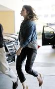 http://img28.imagevenue.com/loc461/th_927778148_Mandy_Moore_going_to_a_meeting6_122_461lo.JPG