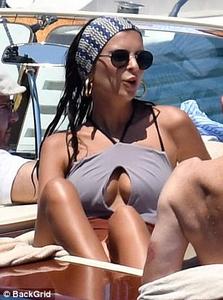 Emily-Ratajkowski-Wearing-Swimsuits-on-a-Boat-in-Positano%2C-Italy-6_23_17-r6d45k2thk.jpg