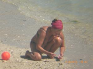 Spying Women On The Beach-p1mkld8zvd.jpg